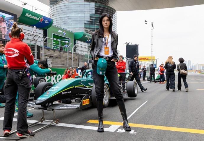 kaiyun.com-赵丽娜走进F1现场，与库特哈德、维伦纽夫畅聊退役生活