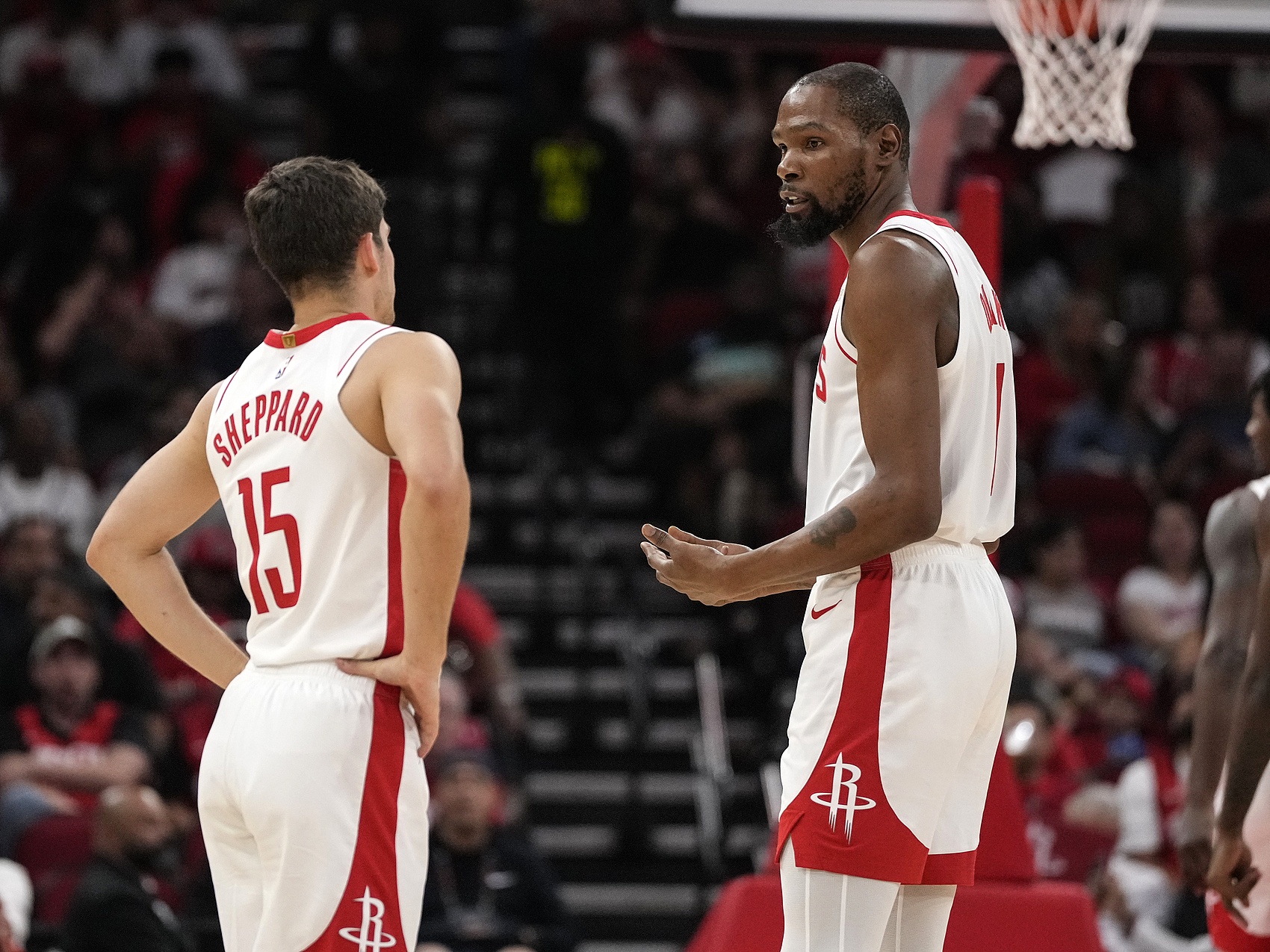 开云 官网-杜兰特：我之前常跟谢泼德说 别打得那么快 他现在节奏把控进步大